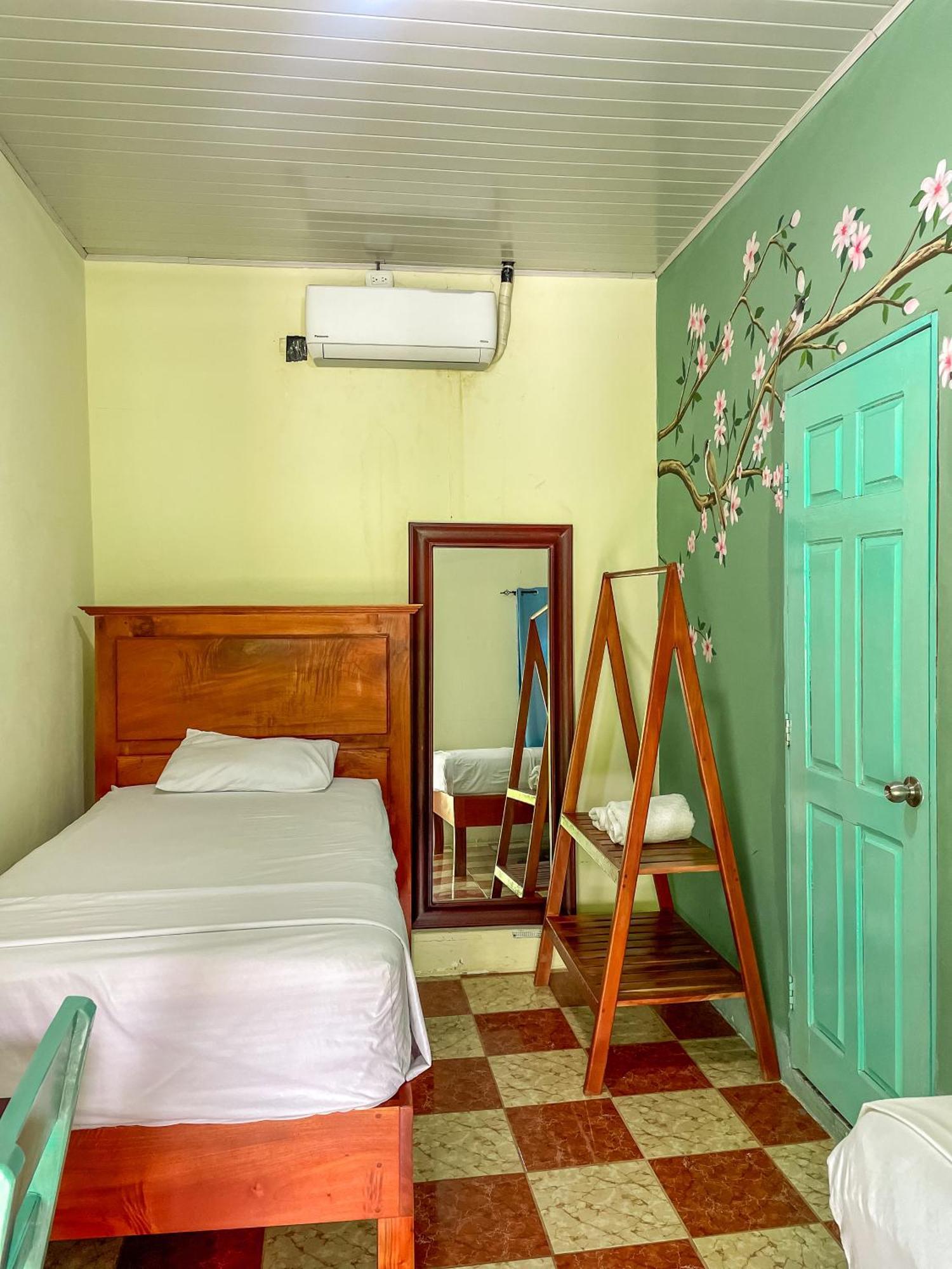 Hostal Eden Мойогальпа Экстерьер фото