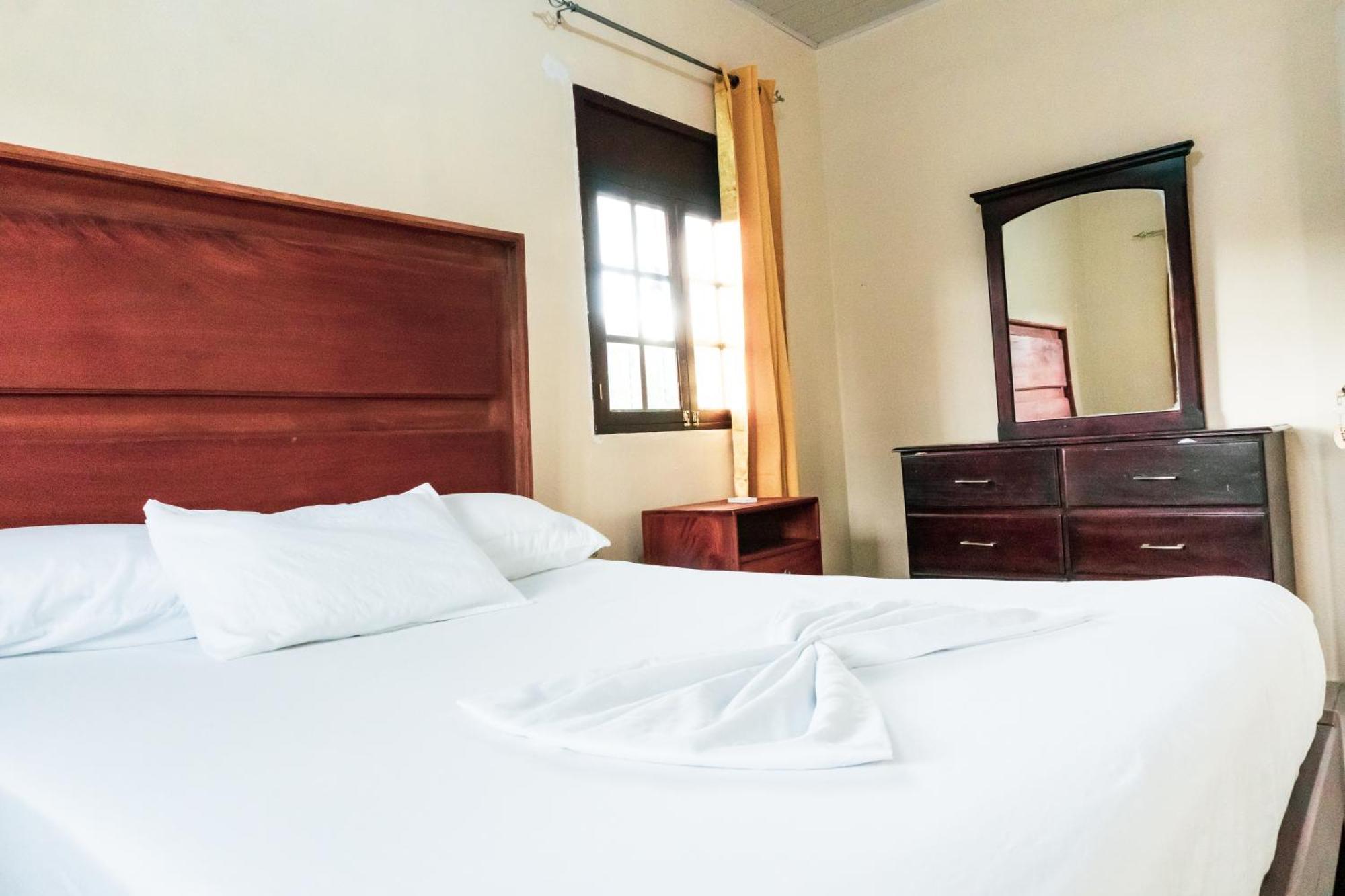 Hostal Eden Мойогальпа Экстерьер фото