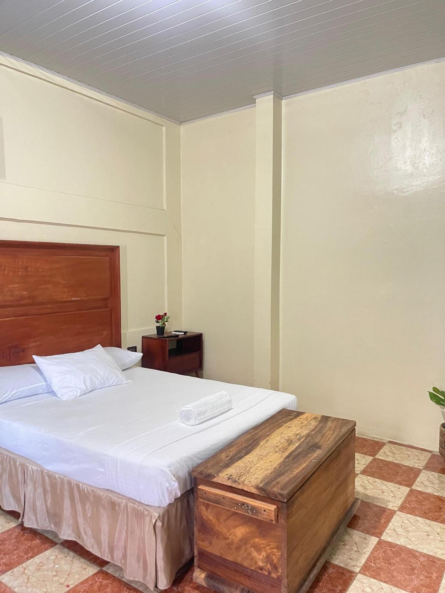 Hostal Eden Мойогальпа Экстерьер фото