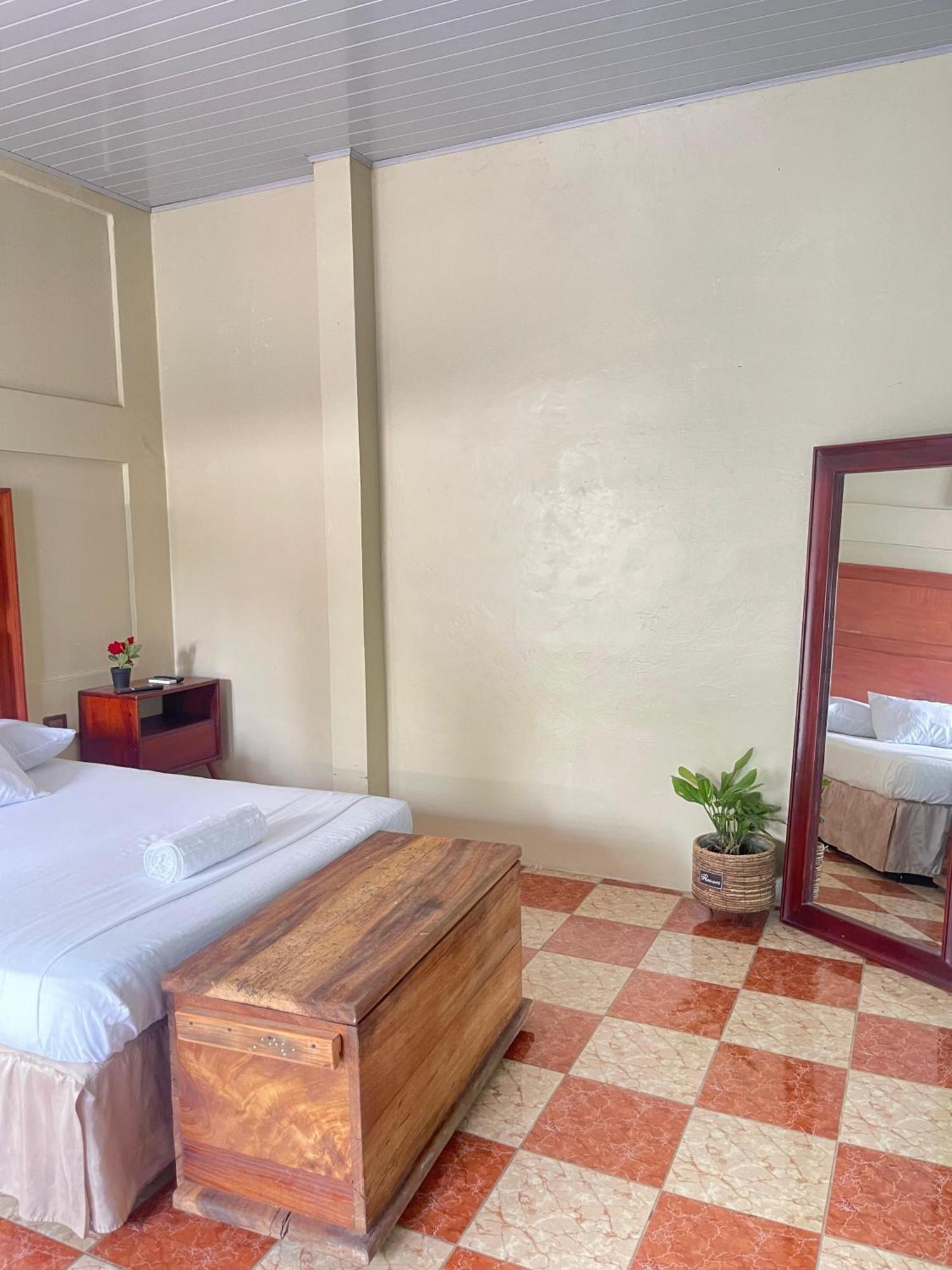 Hostal Eden Мойогальпа Экстерьер фото