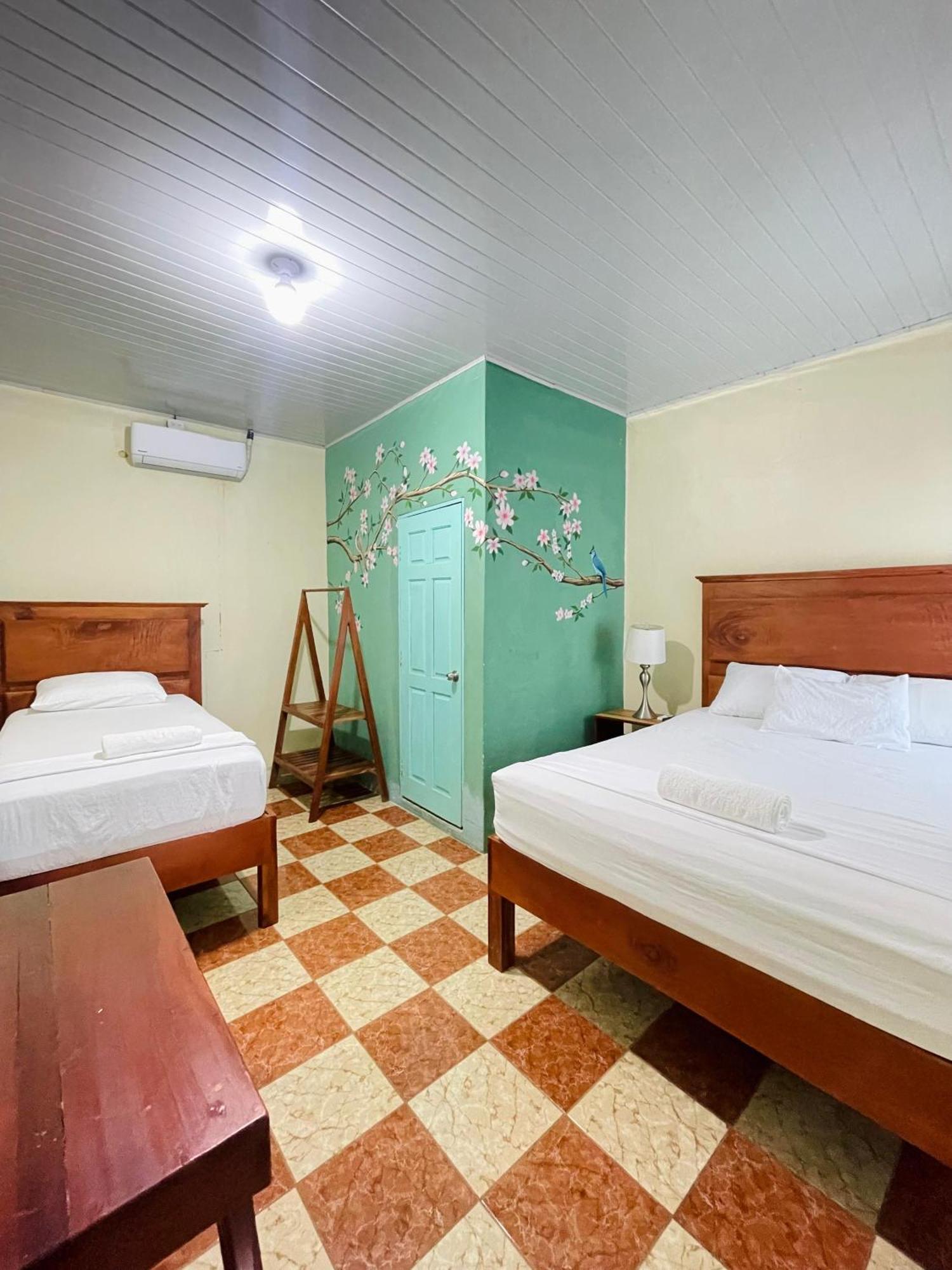 Hostal Eden Мойогальпа Экстерьер фото